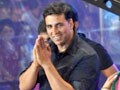 Video : Akshay breaks the dahi handi