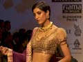 How to pep-up the traditional saris