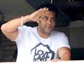 Video : Salman Khan celebrates Eid with fans and family