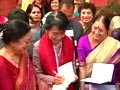 Video : Suu Kyi visits her old college