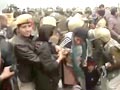 Video : Delhi gang-rape protesters being removed forcibly at India gate