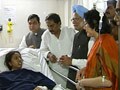 Video : Hyderabad blasts: PM meets injured, says 'I share your pain and grief'