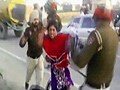 Videos : पंजाब पुलिस ने छेड़छाड़ की शिकार महिला को सरेआम पीटा