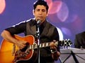 Video : Farhan Akhtar performs at Indian of the Year awards