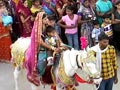 Video : A bride who rode up to the groom's house