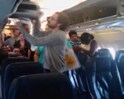 Video : US: Falling maggots force taxiing plane to return