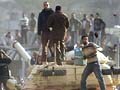 Video : Egypt unrest: Tanks move into Cairo protest square