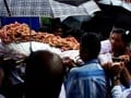 Video : Two diamond traders - A Hindu, a Muslim - put to rest near each other