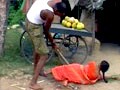 Video : पुलिस ने महिलाओं पर भांजी लाठियां
