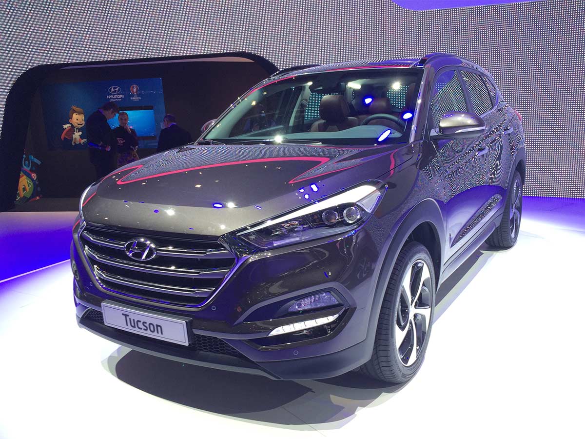 The Tucson gets a more sculpted body, chrome hexagonal front grille and sleek head lamps and daytime running lights but still looks a great deal like the Santa Fe