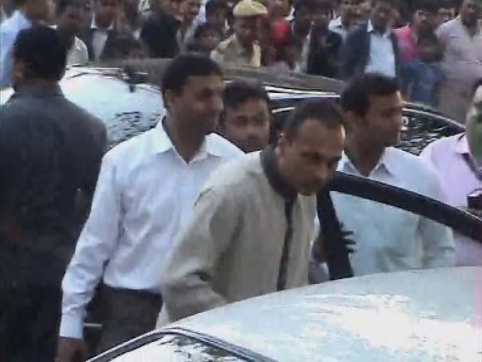 ADAG Group chairman Anil Ambani reaches Chorwad to attend to celebrate his late father's 80th birth anniversary.<br><br> Chorwad is the birthplace of Reliance group founder Dhirubhai Ambani, a schoolteacher's son, who was born there on December 28, 1932.