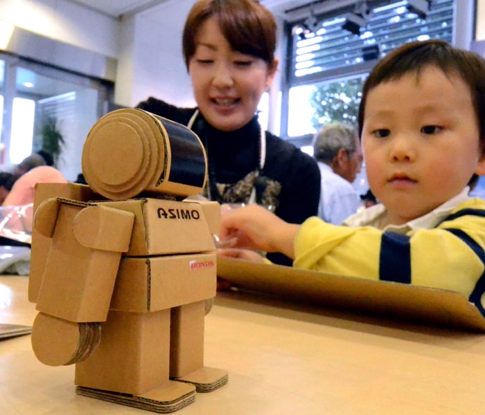 Honda\'s ASIMO robot turns 10