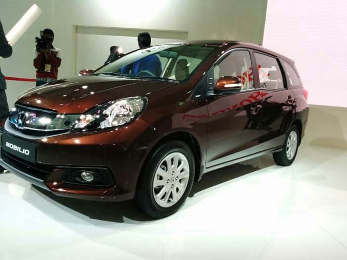 Based on Honda's popular Brio hatchback platform, the new Mobilio MPV looks very young and sporty. Wearing the new headlights, aggressive hood, oval fog lamps with black plastic casing, bold horizontal slat chrome grille and other styling elements, the front fascia of the MPV resembles to the Amaze compact sedan.