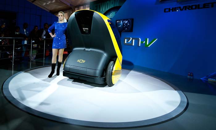 Chevrolet unveiled its En-V electric concept vehicle during the Auto Expo 2012 in New Delhi.