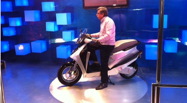 Two-wheeler major Hero MotoCorp unveiled its first hybrid scooter Leap at Auto Expo 2012.<br><br>The scooter will run on battery as well as petrol.