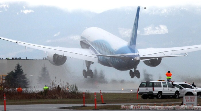 Boeing 787 Dreamliner takes off from the runway at Paine Field in Everett, Washington on Tuesday morning, December 15, 2009. Boeing finally completed the first flight for its long-delayed 787 Dreamliner on Tuesday.  The widebody jet, the first commercial airplane made mostly of lightweight composite materials, is more than two years behind schedule because of parts problems and labor trouble. (AP photo)