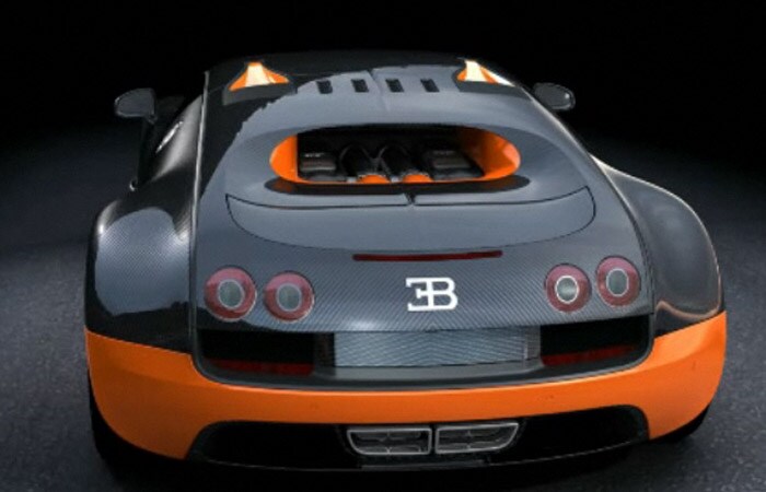 The Super Sport's flat, elongated silhouette is immediately recognizable. The 16-cylinder engine gets its air from two NACA ducts integrated into the roof, rather than from scoops above the engine. (Source: Bugatti)