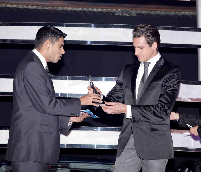 Siddharth Vinayak Patankar, Editor-Auto, NDTV presents Adrian Sutil, Formula One Driver, Force India the Motorsport Award.