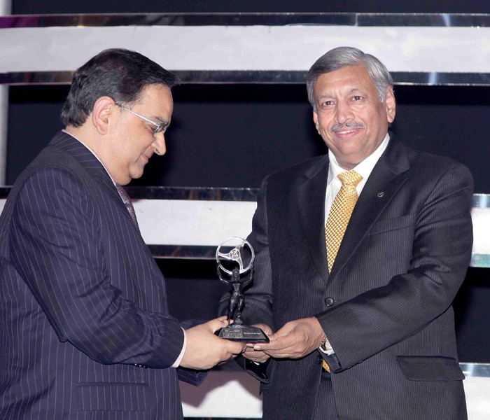 Anoop Mathur, President- 2 Wheeler sector, M&M bags Scooter of the Year Award.