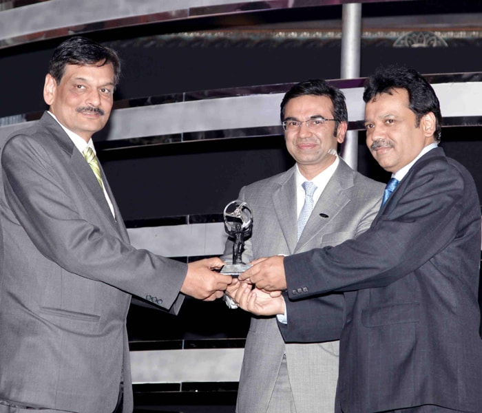 Design of the Year goes to Hyundai i20. Mr. Arvind Saxena, Director Marketing & Sales, Hyundai India recieves the award.