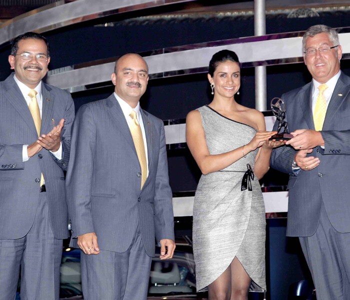 Gul Panag presents Viewers' Choice Car Award to Karl Slym, President & Managing Director, GM India. Ankush Arora, VP-Marketing & Sales, GM India