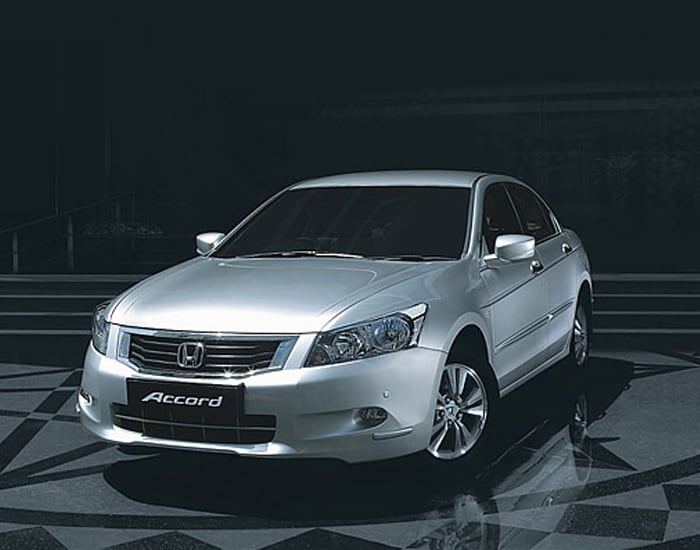 <b> Honda Accord diesel</b><br></br>
The Honda Accord is one of the quietest sedans in its class and is among the most popular luxury cars in India. Honda Accord's diesel version is not much different from its petrol option in terms of looks. The new Honda Accord diesel comes with 2000 cc diesel engine that delivers 150 bhp of sheer power. Honda Accord will compete against Skoda Superb Diesel, the Mercedes C-Class, BMW 3-series and the VW Passat.