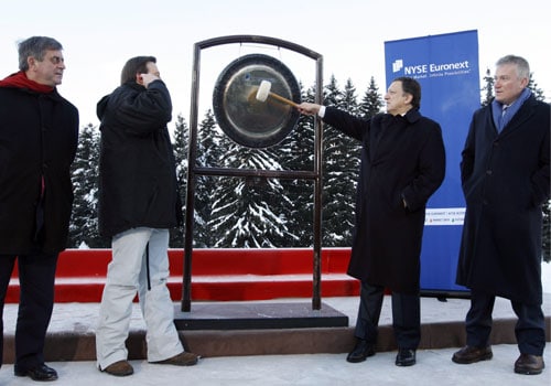 <b>Who'll break the ice?</b> European Commission President Jose Manuel Barroso, second right, hits a gong next to NYSE Euronext CEO Duncan Niederauer, right, CNBC TV presentator Geoff Cutmore, second left, and NYSE Euronext Deputy CEO Jean-Francois Theodore, left, during the NYSE Euronext European Opening Bell at the Annual Meeting of the World Economic Forum.