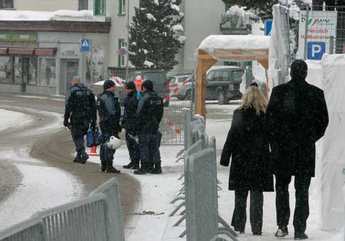 <b>Participants walk in:</b> Chinese Premier Wen Jiabao, Russian Prime Minister Vladimir Putin, Chancellor of Germany Angela Merkel, British Prime Minister Gordon Brown and Premier Taro Aso of Japan have confirmed their participation.