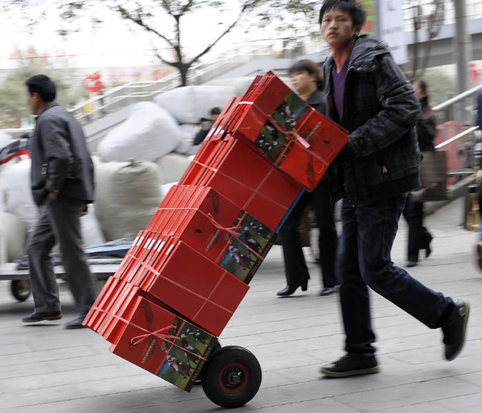 China has rebounded faster and stronger than other major economies from the world economic crisis, with flowing government spending and bank lending pushing up economic expansion by 8.9 per cent in the third quarter.<br/>
US treasury secretary Timothy Geithner welcomed Beijing's commitment to shifting to a ?more flexible market-oriented exchange rate? over time. (AP photo)