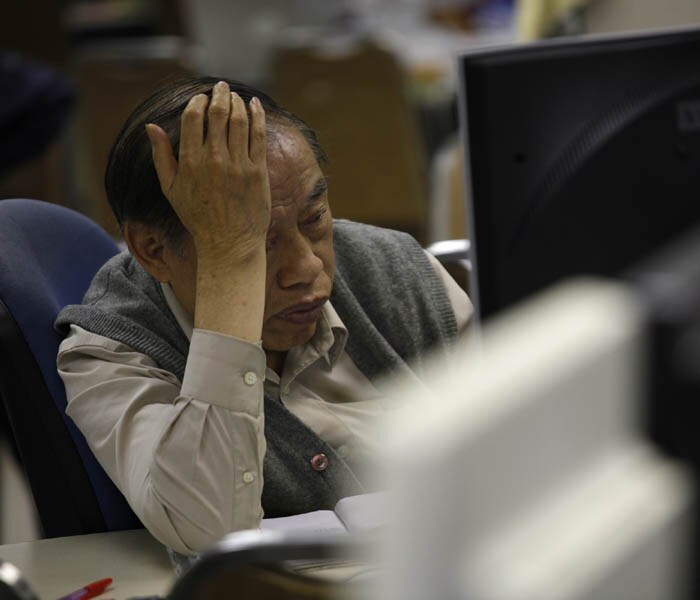 Asian stock markets fell sharply on Friday as investors weighed the impact that Dubai's trouble with $60 billion in debt would have on the global financial and economic recovery. That stoked fears of a potential default and contagion around the global financial system, particularly in emerging markets. (AP photo)