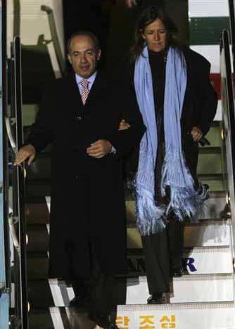 Mexican President Felipe Calderon and first lady Margarita Zavala disembark from their plane upon arriving at Incheon International Airport in South Korea to attend the G-20 Summit. (AP)