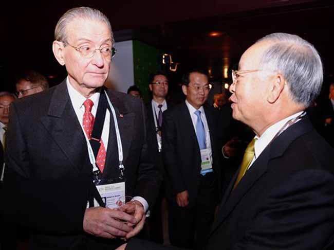 Senior Advisor of Citigroup Inc William R Rhodes talks with Chairman of the Korea Chamber of Commerce and Industry Sohn Kyung Shik during a reception on the sidelines of the G-20 Business Summit. (AP)