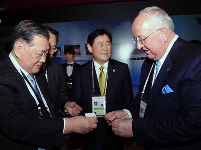 Chief Executive of Anglo-Australian mining giant Rio Tinto Samuel Maurice Cossart Walsh exchanges name cards with chairman and CEO of South Korea's Hyundai Motor Company Mong-Koo Chung during a reception at the sidelines of the Summit. (AP)