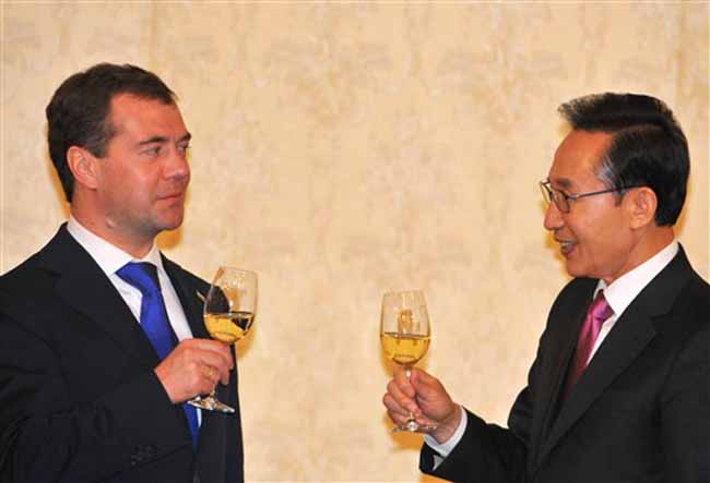 Russian President Dmitry Medvedev raises a toast with his South Korean counterpart Lee Myung-bak during a dinner at the presidential Cheong Wa Dae office in Seoul. (AP)