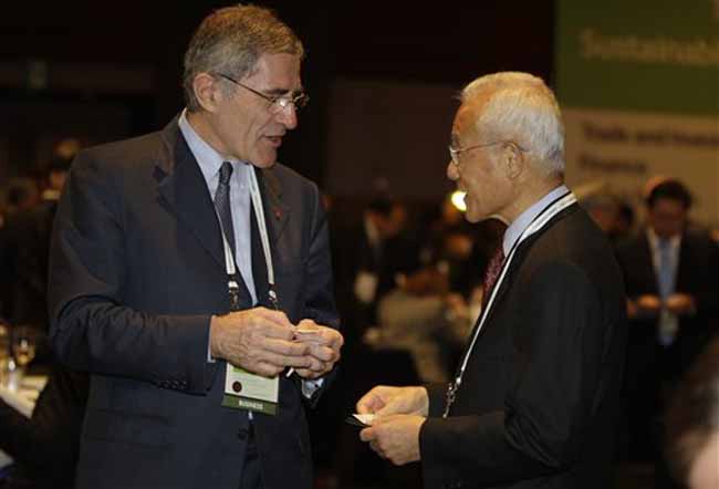 Min Keh-sik, chairman of Hyundai and Gerard Mestrallet, chairman of the board and CEO of French-based energy company GDF Suez during the welcome dinner at the G-20 Business Summit. (AP)