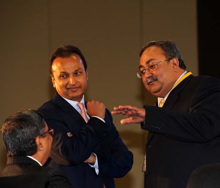 Anil Ambani (L), Chairman of Reliance Anil Dhrubhai Ambani Group, speaks with Saurabh Pate (R) Gujarat state Energy Minister during Vibrant Gujarat 2011. (Photo: AFP)