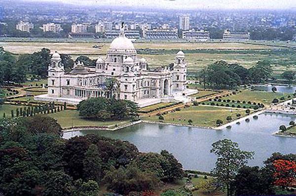 Kolkata has the highest estimated percentage of experienced workforce (82%) and New Delhi has the highest estimated percentage of freshers (35%).