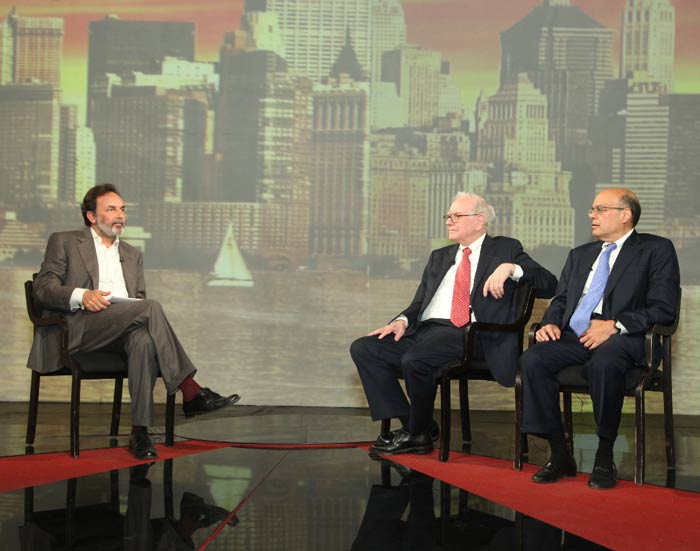 Dr. Prannoy Roy, Warren Buffett and Ajit Jain at the NDTV studio. The backdrop suitably depicted the New York skyline, the leading financial centre of the United States of America.<br><br>It is also the location of the New York Stock Exchange, where Buffett has made billions.