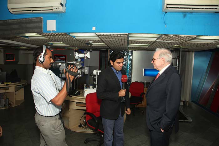 NDTV's auto editor Siddharth Patankar caught up with Buffett, on his way to the studios.<br><br>Buffett rued the fact that he did not visit the country earlier.