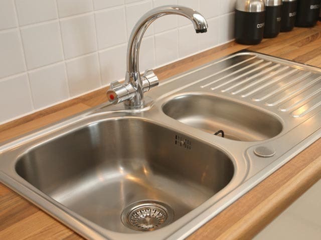 Photo : 5 Genius Tips To Make Your Stainless Sink Sparkle Like New
