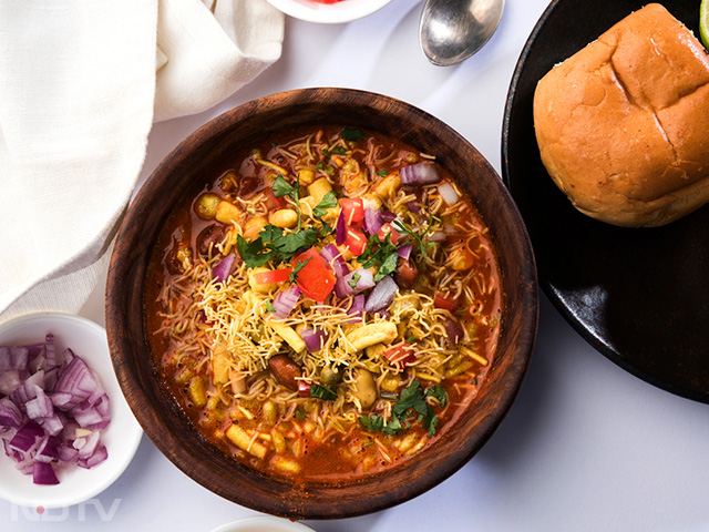 Sev Usal Recipe: गुजराती खाने के हैं शौकीन तो इस बार बनाएं सेव उसल, यहां देखें इसे बनाने की आसान रेसिपी Sev Usal Recipe: गुजराती खाने के हैं शौकीन तो इस बार बनाएं सेव उसल, यहां देखें इसे बनाने की आसान रेसिपी