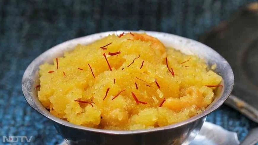 रवा, चीनी और दूध से बना यह स्वादिष्ट, मीठा हलवा इलायची और बादाम, काजू, किशमिश और नारियल जैसे मेवों से मिलकर और स्वादिष्ट बन जाता है.