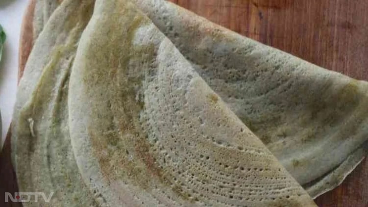 पतला, स्वादिष्ट डोसे जिस पर प्याज, टमाटर, मिर्च जैसी सब्जियों के अलावा कई दूसरी चीजें भी मिलाई जाती हैं. ये लाइट और खाने में टेस्टी लगता है.