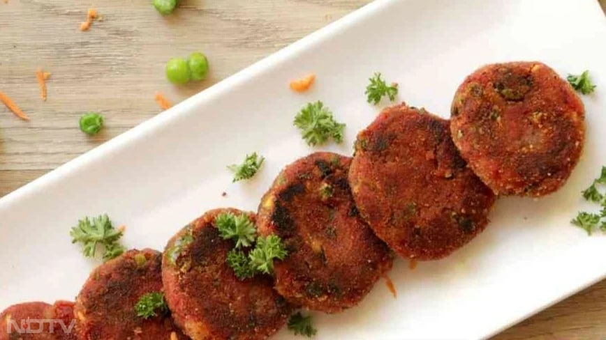 कुछ फ्राई किए हुए स्वादिष्ट व्यंजनों में से एक रवा कटलेट खाने में बेहद स्वादिष्ट लगते हैं. रवा, मसले हुए आलू, सब्जियों और मसालों से बने इन कटलेट को ब्रेडक्रंब में लपेटा गया है और सुनहरा होने तक दोनों तरफ से फ्राई किया जाता है.