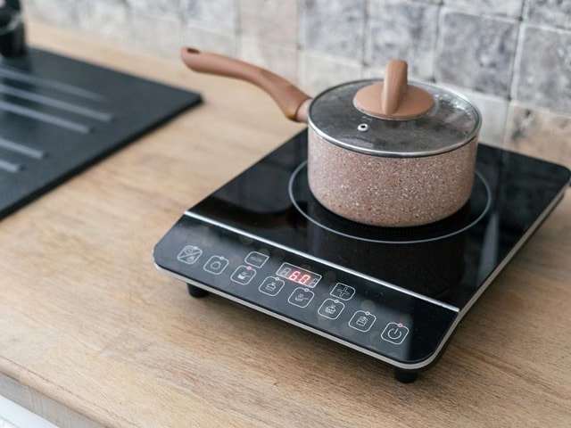 Photo : 6 Genius Hacks To Keep Your Induction Stove Spotless