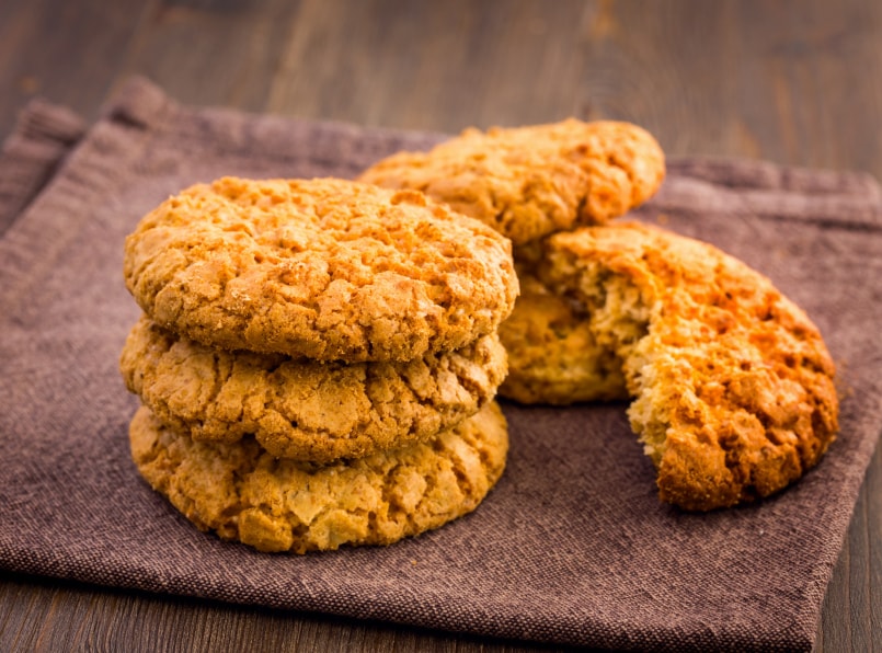 9 cookies. Овсяное печенье на белой тарелке.