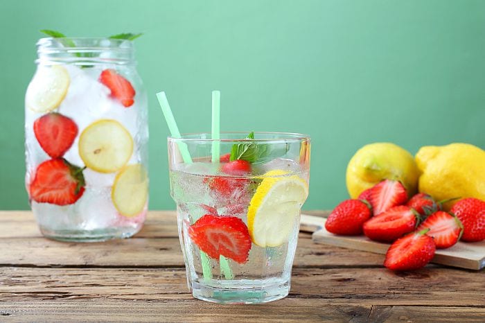 https://drop.ndtv.com/albums/COOKS/detoxwater/strawberrywater-700.jpg