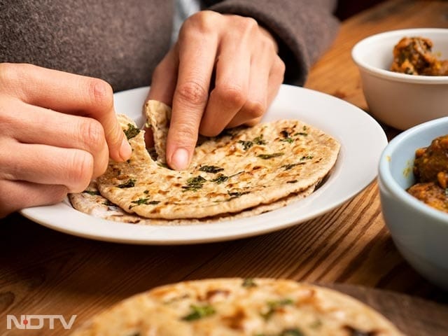 लौकी की पोषण क्षमता का लाभ उठाते हुए, यह रोटी एक स्वादिष्ट और कम कैलोरी वाले विकल्प के रूप में उभरती है. लौकी को आटे के साथ मिलाकर आटा तैयार करें और इस रोटी को पसंदीदा सब्जी या फिर दाल के साथ खाएं.