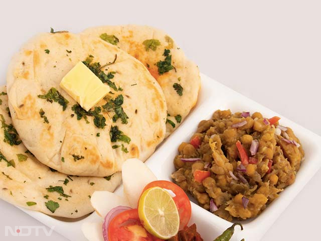 Don't Leave Delhi Without Trying These 5 Lip-Smacking Street Foods