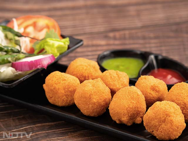 Don't Leave Delhi Without Trying These 5 Lip-Smacking Street Foods